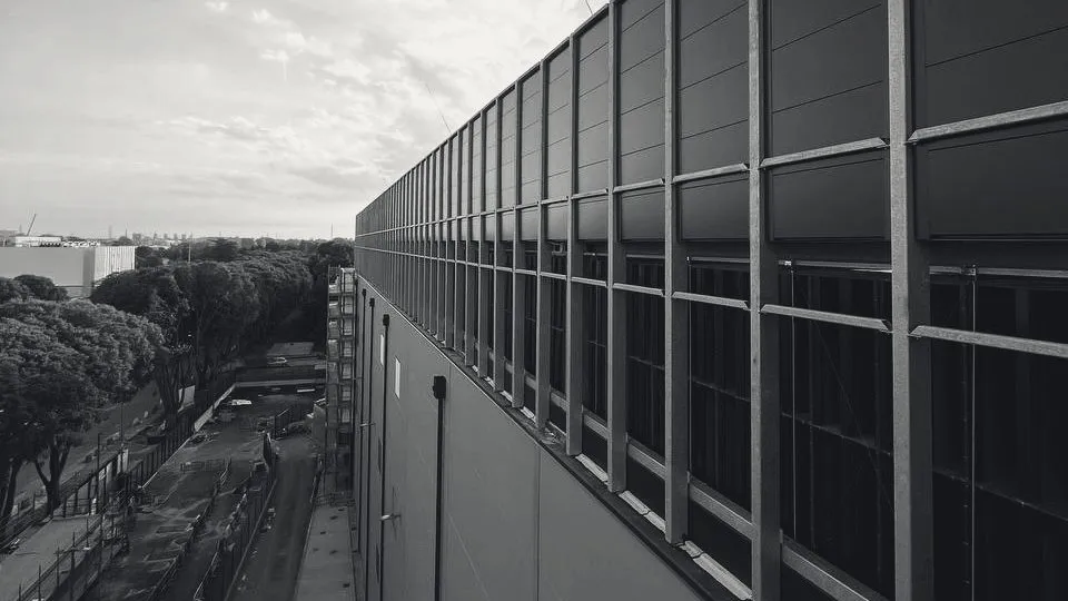 MetaSilencer wall along the roof of a data centre in Milan