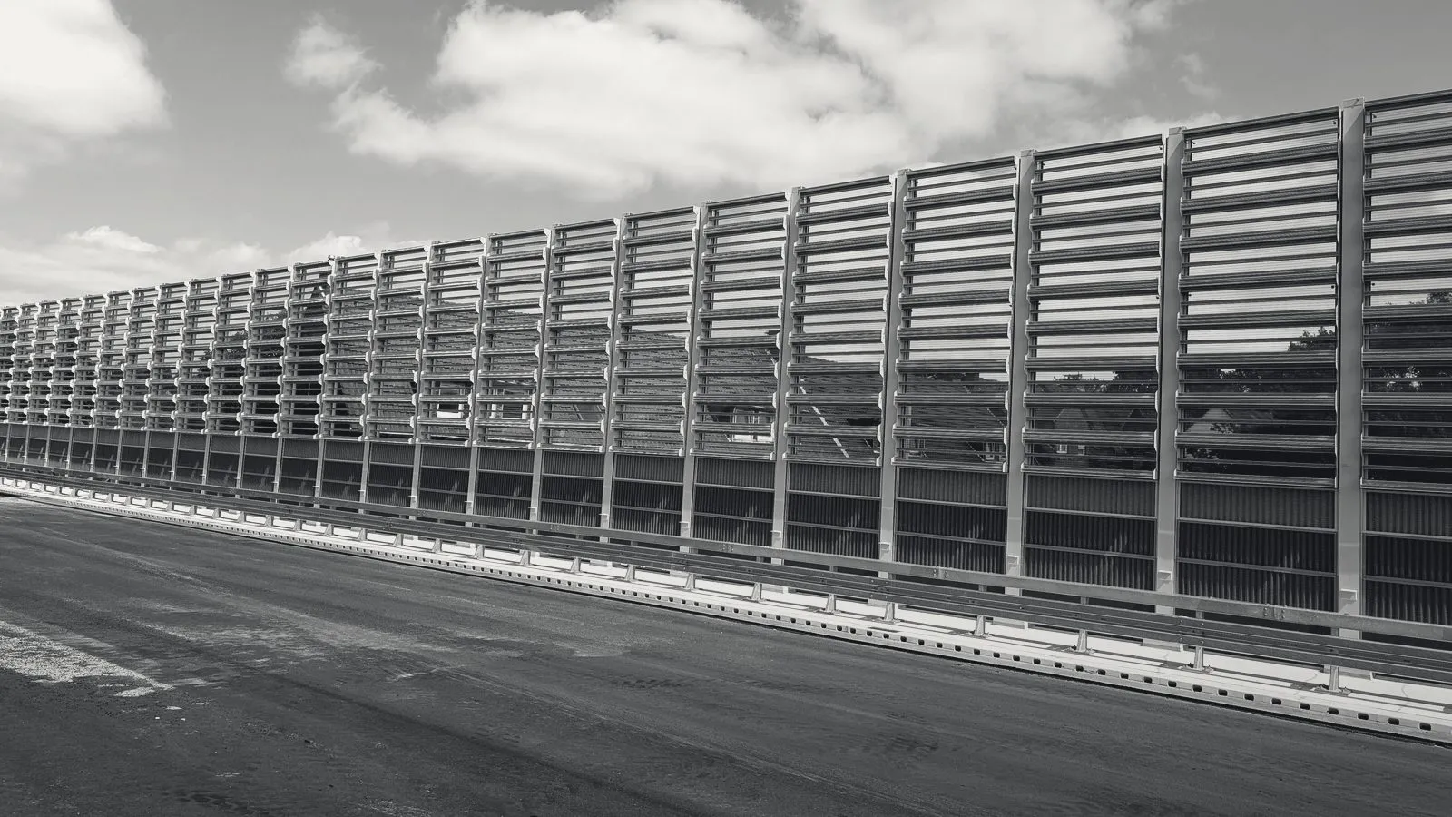 A long run of MetaWindow barrier along a new road deck in Hamburg